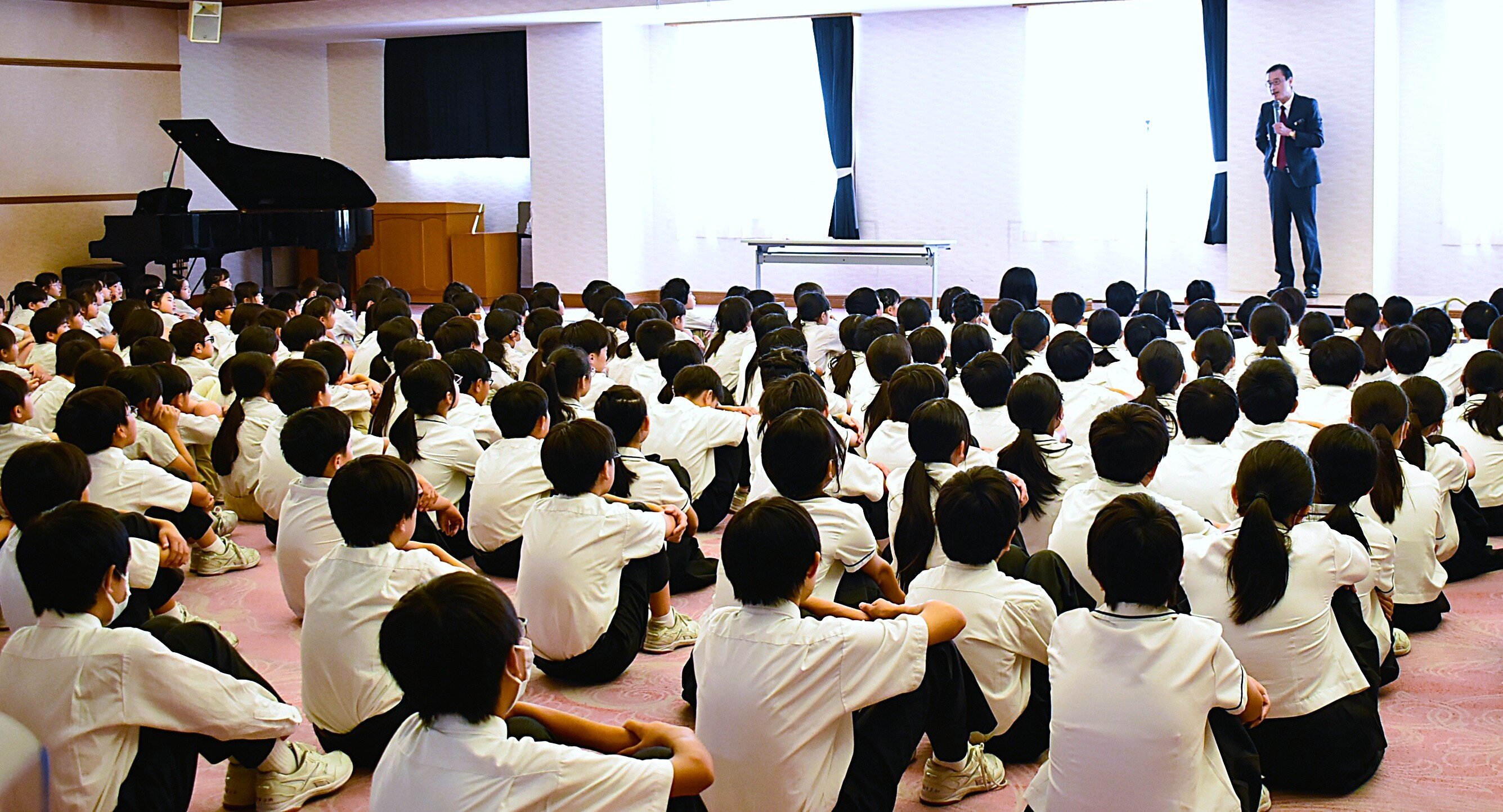 01★終業式全体（後方から校長ピアノ生徒）DSC_9047 - コピー.JPG